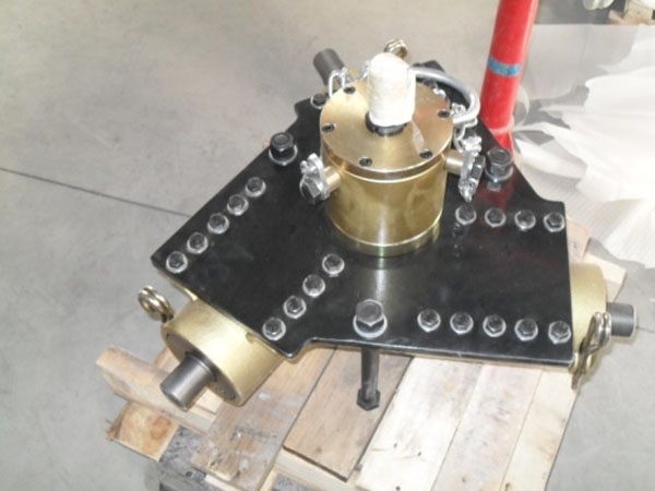 5噸氣動(dòng)筑爐機(jī)（發(fā)貨前包裝）.jpg