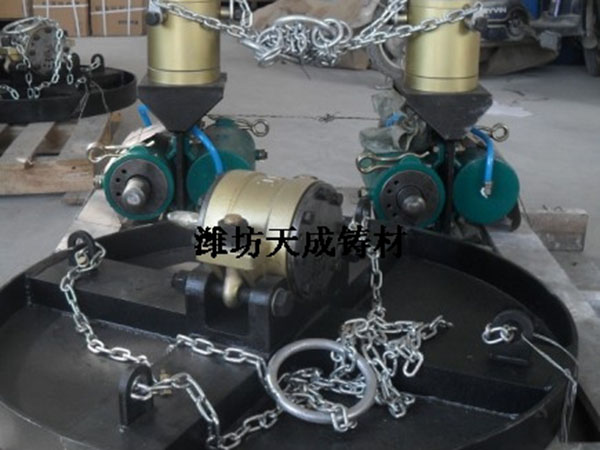 2-5噸氣動筑爐機（發(fā)貨現場）.jpg